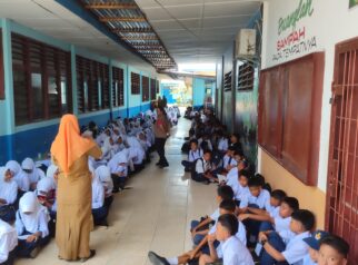 Guru dan Siswa SMPN 2 Galang Minta Kepastian Lokasi Sekolah