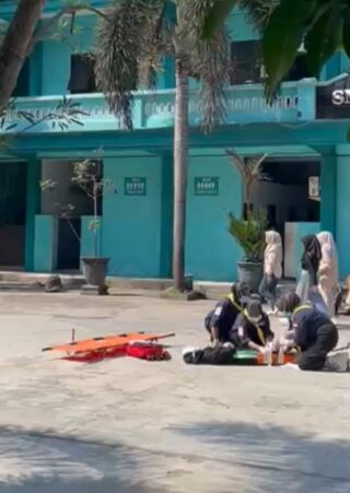 Simulasi Kebakaran Warnai MPLS, PMR Wira SMK 01 Diponegoro Jember