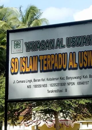 Foto papan nama sekolah SD Al Uzwa 2 Banyuwangi