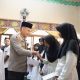 Kapolresta Banyuwangi memberikan santunan kepada anak yatim di masjid.