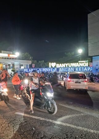 Petugas polisi membantu pengaturan lalu lintas ambulans dan kendaraan SAR