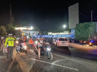 Petugas polisi membantu pengaturan lalu lintas ambulans dan kendaraan SAR