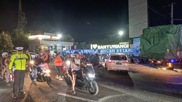 Petugas polisi membantu pengaturan lalu lintas ambulans dan kendaraan SAR