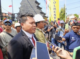 Ratusan buruh tambang bersama kuasa hukum mengantarkan surat pengaduan ke Polresta Banyuwangi
