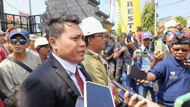 Ratusan buruh tambang bersama kuasa hukum mengantarkan surat pengaduan ke Polresta Banyuwangi