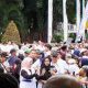 Bupati Ipuk Fiestiandani menyapa masyarakat di Tour de Banyuwangi Ijen