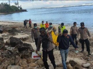 Evakuasi Jenazah Wanita yang Ditemukan di Pantai G-Land Banyuwangi