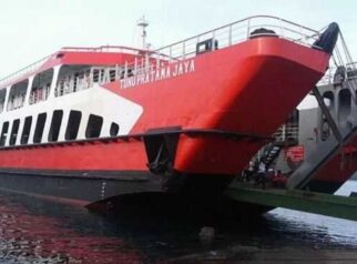 KMP Tunu Pratama Jaya saat sandar di dermaga