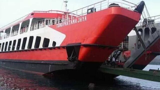 KMP Tunu Pratama Jaya saat sandar di dermaga