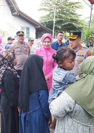 Kapolresta Banyuwangi Kombes Pol. Rama Samtama Putra, S.I.K., M.Si., M.H., mengunjungi rumah keluarga Korban KMP Tunu Pratama