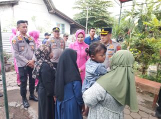 Kapolresta Banyuwangi Kombes Pol. Rama Samtama Putra, S.I.K., M.Si., M.H., mengunjungi rumah keluarga Korban KMP Tunu Pratama