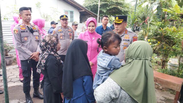 Kapolresta Banyuwangi Kombes Pol. Rama Samtama Putra, S.I.K., M.Si., M.H., mengunjungi rumah keluarga Korban KMP Tunu Pratama