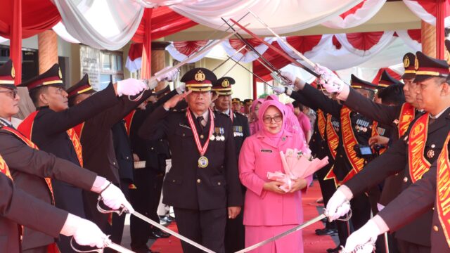 Wisuda Purnabakti Penuh Haru, Polresta Banyuwangi Lepas 12 Personel dengan Tradisi Pedang Pora