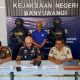 Petugas Bea Cukai Banyuwangi menyita rokok ilegal.