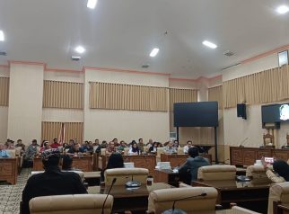 Pertemuan keluarga korban KMP Tunu dengan Jasa Raharja di DPRD Banyuwangi