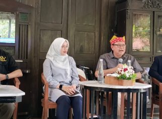 Bupati Banyuwangi Ipuk Fiestiandani dan Sigit Pramono saat konferensi pers Jazz Gunung Ijen 2025 di Rumah Osing, Banyuwangi