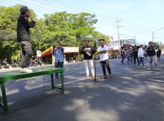 Massa Forum Banyuwangi Bergerak menggelar aksi protes tarif PBB flat 0,3 persen di depan Kantor Pemkab Banyuwangi, Rabu (13/8/2025).