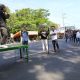 Massa Forum Banyuwangi Bergerak menggelar aksi protes tarif PBB flat 0,3 persen di depan Kantor Pemkab Banyuwangi, Rabu (13/8/2025).
