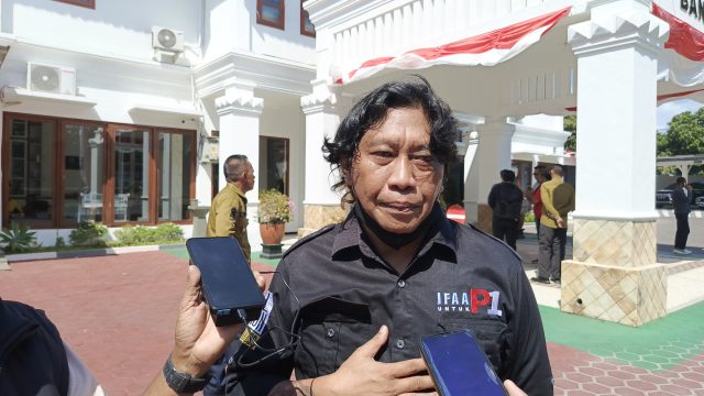 Aksi massa LPMP Banyuwangi di depan Kejari menuntut penahanan tersangka KDRT