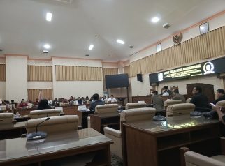 Keluarga korban KMP Tunu saat menghadiri rapat dengar pendapat di DPRD Banyuwangi.