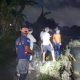 Tim Basarnas Banyuwangi bersma masyarakat melakukan pencarian korban tenggelam di Sungai Setail, Gambiran