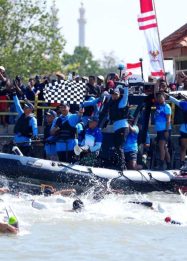 Wakasal Lepas 900 Perenang Fin Swimming Piala Kasal 2025 di Selat Madura