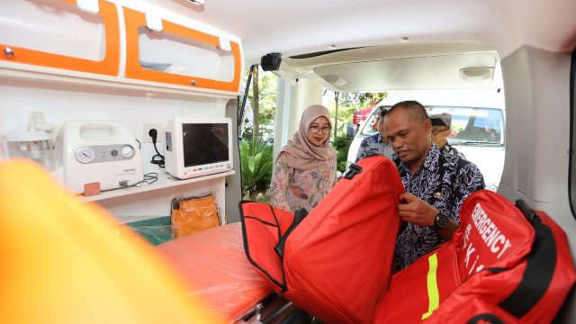 Bupati Banyuwangi Serahkan 7 Unit Mobil Ambulans ke Puskesmas