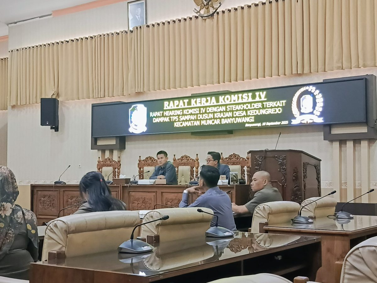 Rapat hearing DPRD Banyuwangi bersama warga dan DLH terkait TPS Kedungrejo