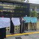 Sejumlah ibu rumah tangga menggelar aksi unjuk rasa di depan Mapolrestabes Medan
