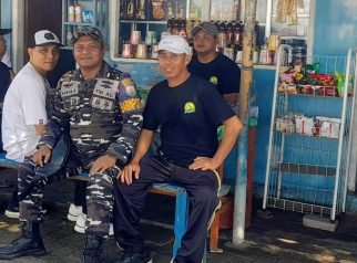 Personel Posal Blimbingsari memantau aktivitas pesisir Pantai Pacemengan Banyuwangi.
