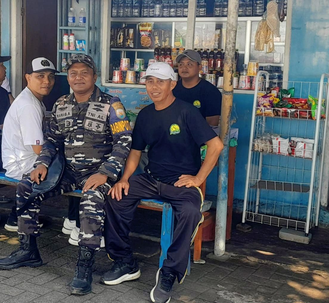 Personel Posal Blimbingsari memantau aktivitas pesisir Pantai Pacemengan Banyuwangi.