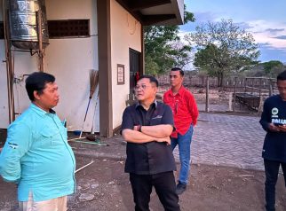 Sonny Danaparamita berbincang dengan petugas TN Baluran di kawasan konservasi Situbondo