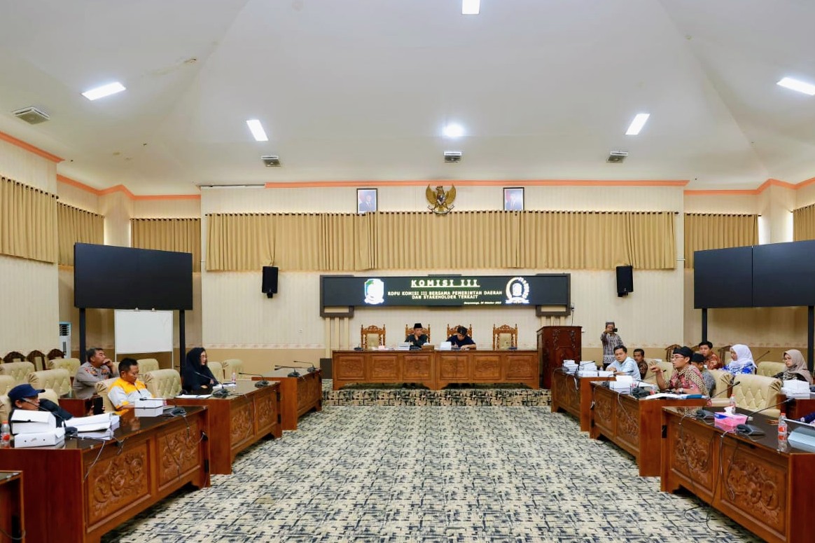 Pejabat Pemkab Banyuwangi membahas pembentukan Dana Abadi Daerah bersama DPRD