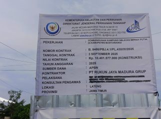 Papan informasi proyek pembangunan Kampung Nelayan Merah Putih di Kelurahan Lateng, Banyuwangi, yang dikerjakan oleh PT Rukun Jaya Madura Grup dengan nilai kontrak Rp10,4 miliar dari Kementerian Kelautan dan Perikanan.
