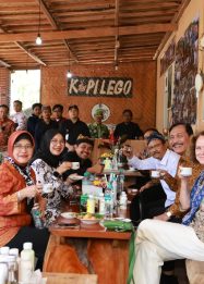 Gus Ipul and Luhut took the time to stop at Gombengsari Coffee Village