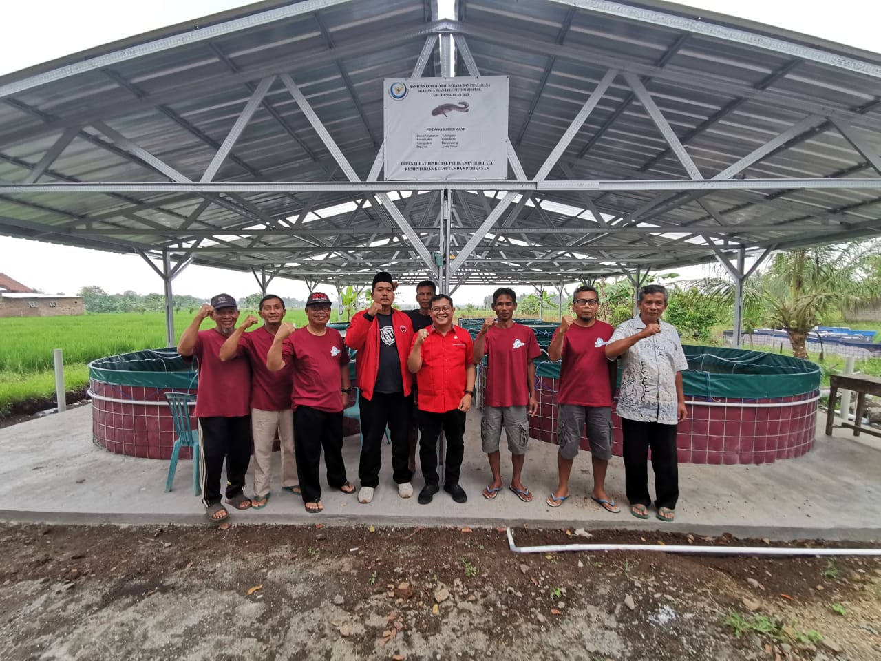 Sonny T Danaparamita Salurkan Bantuan Bioflok untuk Pembudidaya Ikan di Banyuwangi