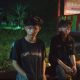 Warga Singotrunan mengamankan dua pemuda yang berperilaku mencurigakan di Banyuwangi pada malam hari.