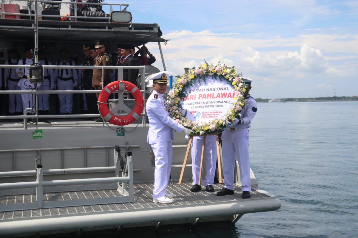 Pemkab Banyuwangi dan Lanal Gelar Tabur Bunga di Selat Bali