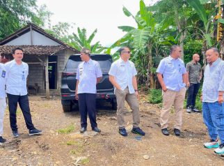 Kepala BNNP Jatim Brigjen Pol Budi Mulyanto dan Kepala BNNK Banyuwangi Faisol Wahyudi meninjau area tambang PT Genta Lintang Indonesia di Banyuwangi.