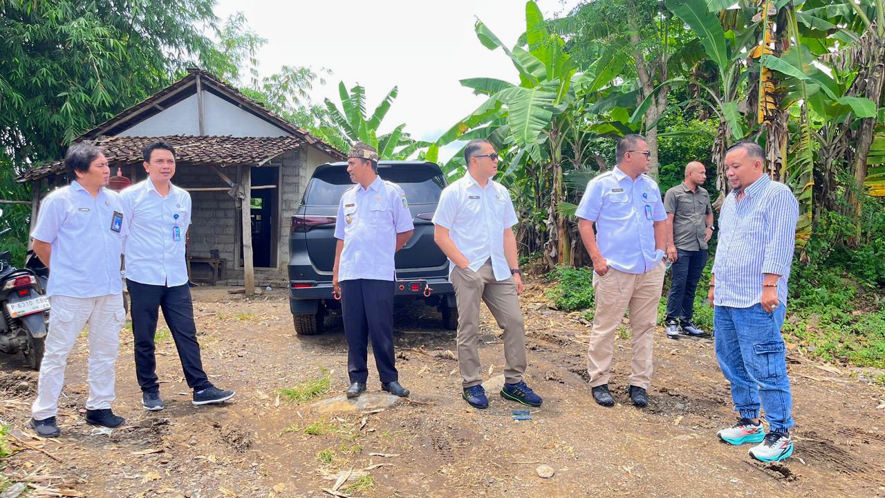 Kepala BNNP Jatim Brigjen Pol Budi Mulyanto dan Kepala BNNK Banyuwangi Faisol Wahyudi meninjau area tambang PT Genta Lintang Indonesia di Banyuwangi.