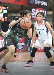Pelajar Banyuwangi mengikuti pertandingan basket dalam Harjaba Cup 2025 di Saiki Sport Arena.