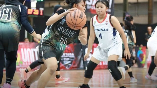 Pelajar Banyuwangi mengikuti pertandingan basket dalam Harjaba Cup 2025 di Saiki Sport Arena.