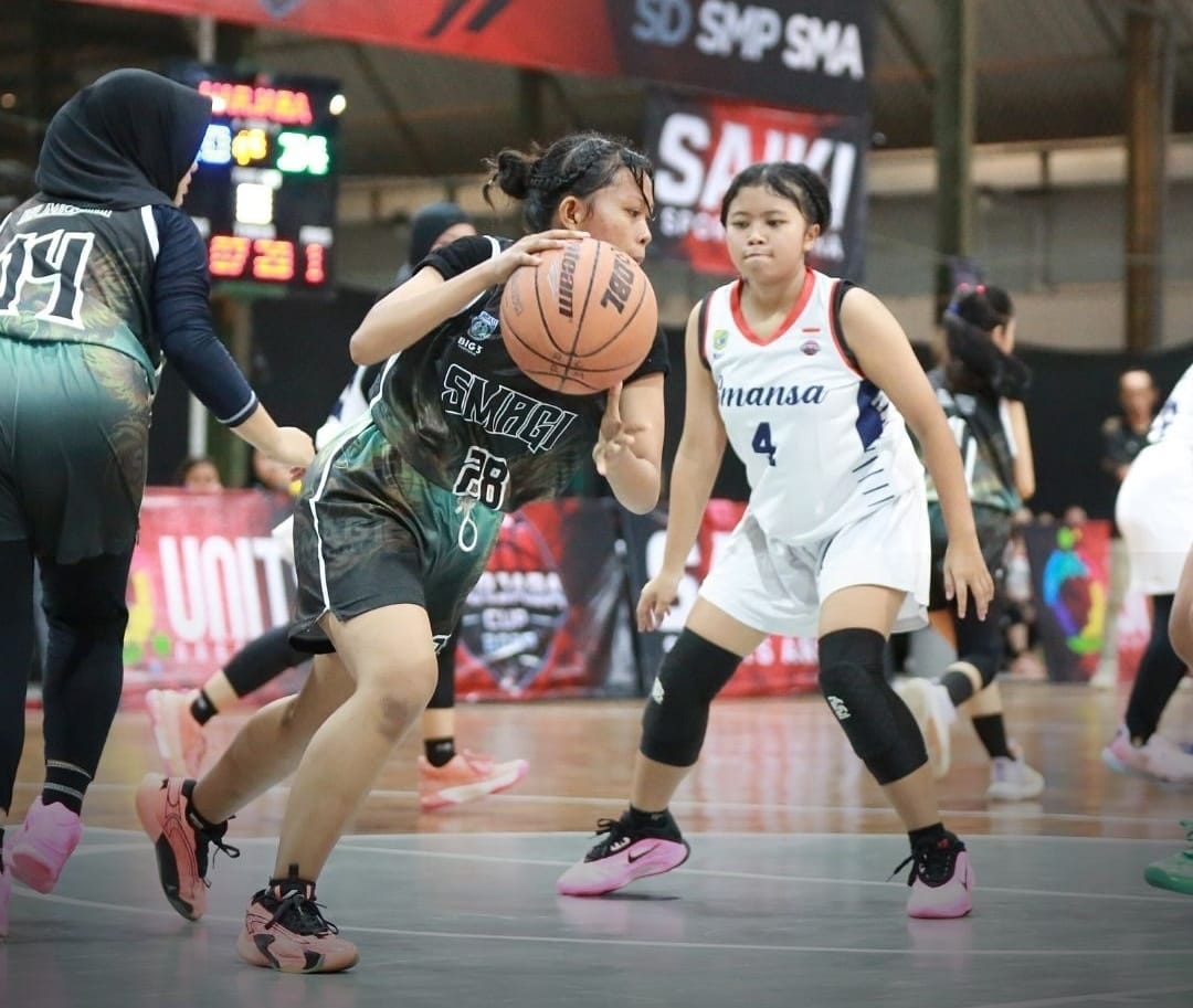 Pelajar Banyuwangi mengikuti pertandingan basket dalam Harjaba Cup 2025 di Saiki Sport Arena.