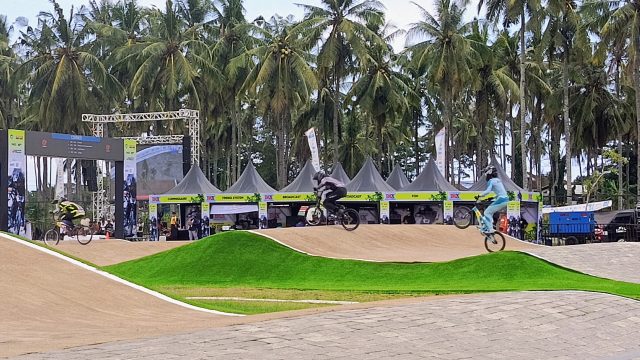 Pembalap BMX melaju di Sirkuit BMX Kawah Candradimuka Muncar Banyuwangi saat ajang BMX Supercross 2025.