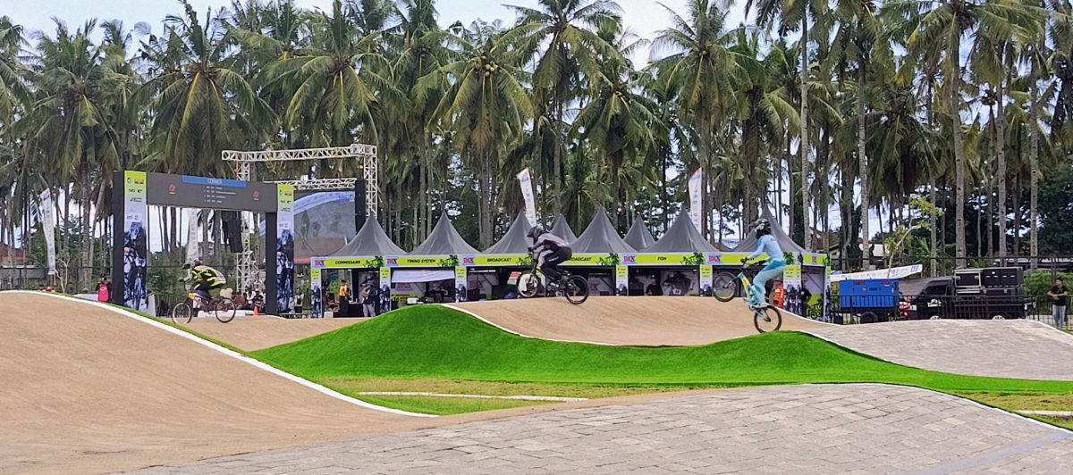 Pembalap BMX melaju di Sirkuit BMX Kawah Candradimuka Muncar Banyuwangi saat ajang BMX Supercross 2025.