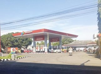 kendaraan mengisi solar di SPBU 54.681.14 Kalisat