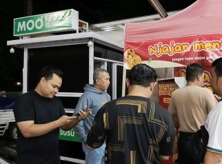 Lokasi stand minuman di halaman minimarket tempat pegawai diduga tersengat listrik.