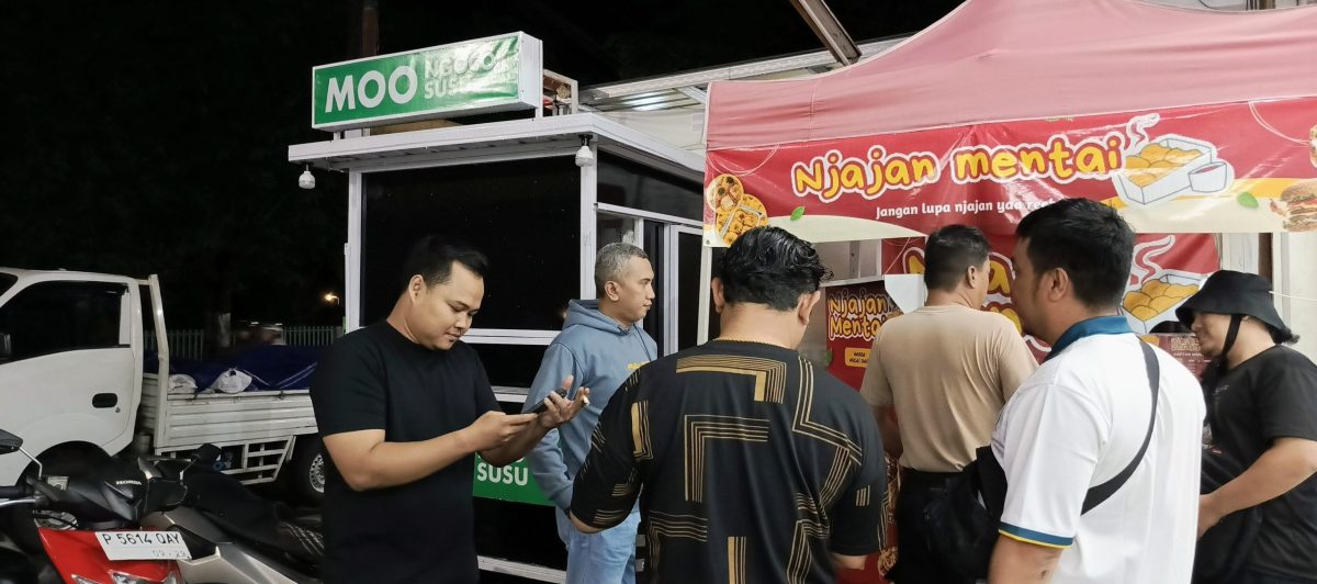 Lokasi stand minuman di halaman minimarket tempat pegawai diduga tersengat listrik.