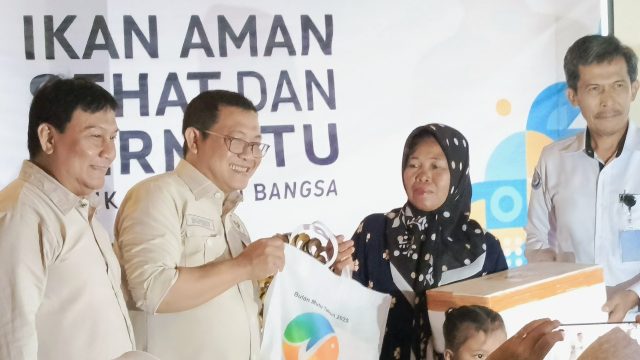 Anggota Komisi IV DPR RI Sonny T. Danaparamita menyerahkan bingkisan kepada peserta dalam kegiatan Bulan Mutu 2025 di Banyuwangi.