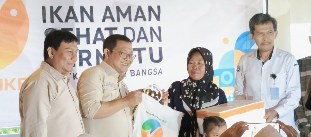 Anggota Komisi IV DPR RI Sonny T. Danaparamita menyerahkan bingkisan kepada peserta dalam kegiatan Bulan Mutu 2025 di Banyuwangi.